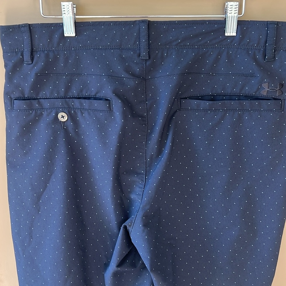 Under Armour HeatGear 36 Loose Fit FlatFront Black Mini Polkadot 10” Golf Shorts - Picture 7 of 9